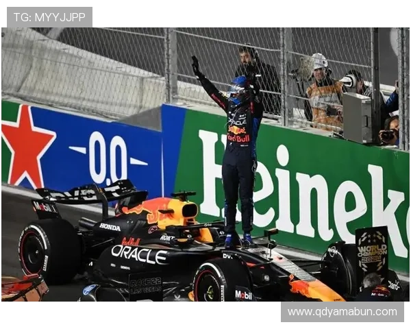 F1赛事激战正酣 汉密尔顿迎来新赛季挑战 维斯塔潘稳居领先