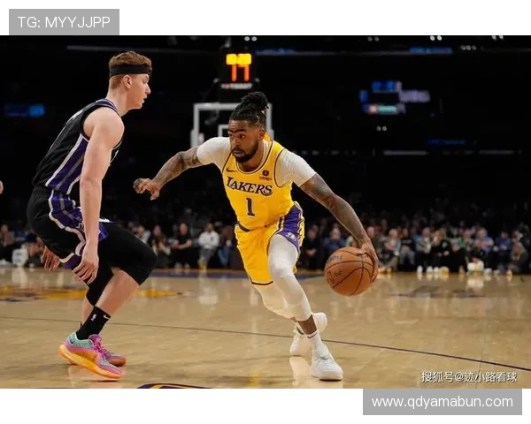 《湖人队新赛季备战紧张 詹姆斯与浓眉展现强大默契迎接挑战》